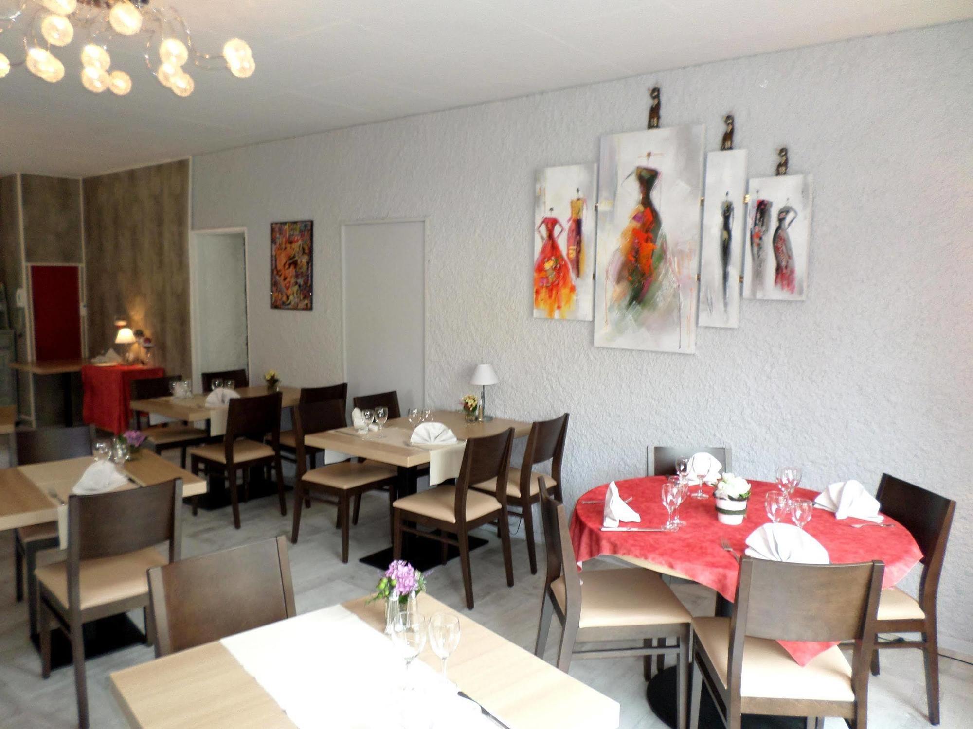 Logis Hotel Restaurant Les Carillons Cransac Exterior foto