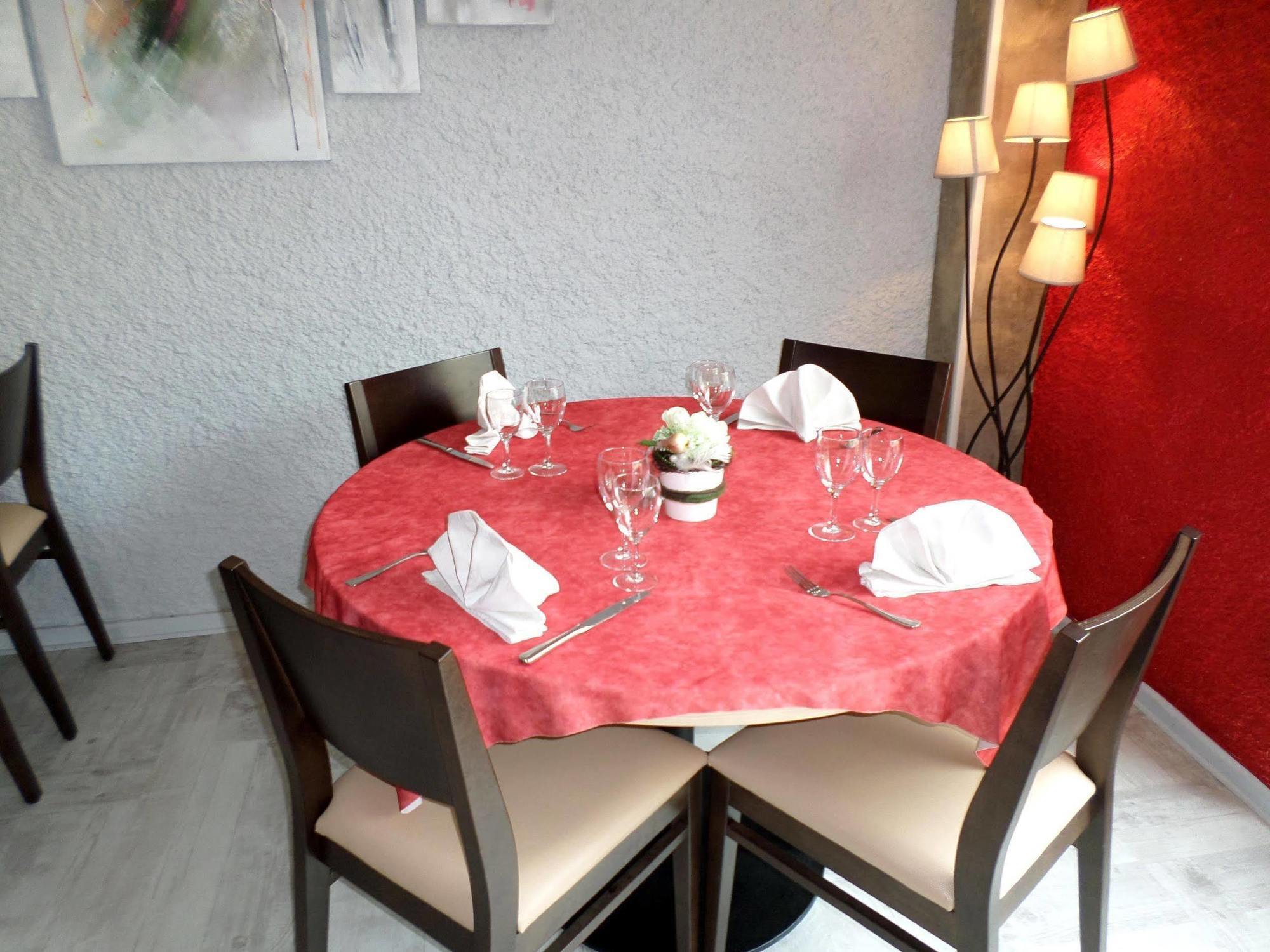 Logis Hotel Restaurant Les Carillons Cransac Exterior foto